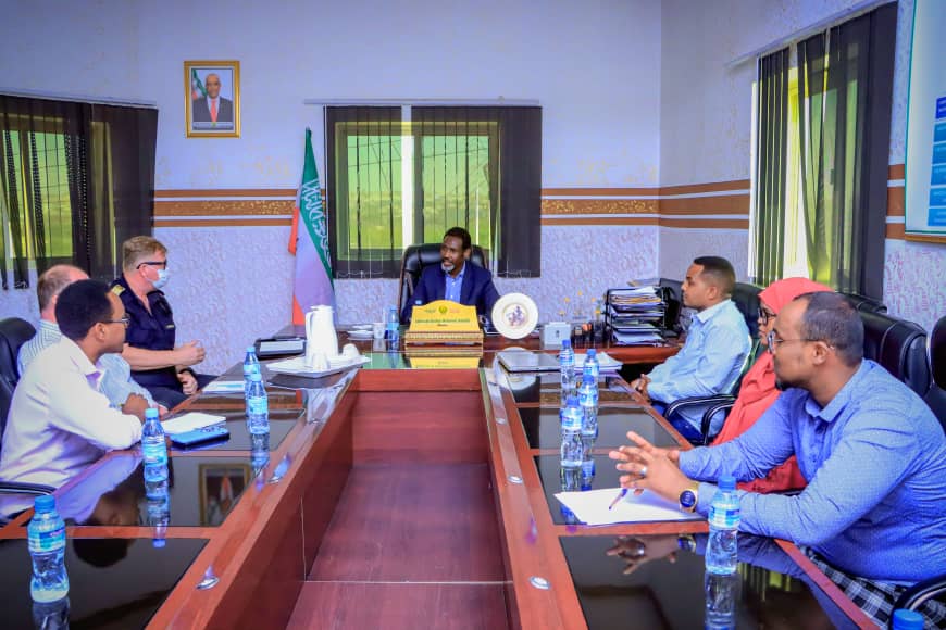 Wasiirka Wasaaradda Gaadiidka iyo Horumarinta Jidadka Mudane Cabdirisaaq Ibraahin Maxamed Ataash ayaa Kulan kula qaatay xafiiskiisa Madax ka tirsan Hayadda EUCAP.