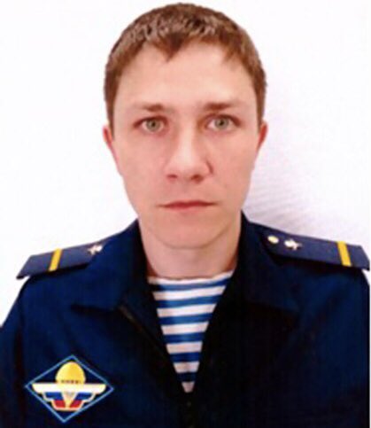 ..В ходе боя наши десантники подверглись плотному огню хорошо замаскированной вражеской БМП. Скрытно подобравшись к ней, гранатомётчик десантно-штурмовой роты Виталий ХИСМАТУЛЛИН выстрелом из гранатомёта уничтожил вражескую боевую машину вместе с находившимися в ней укронацистами