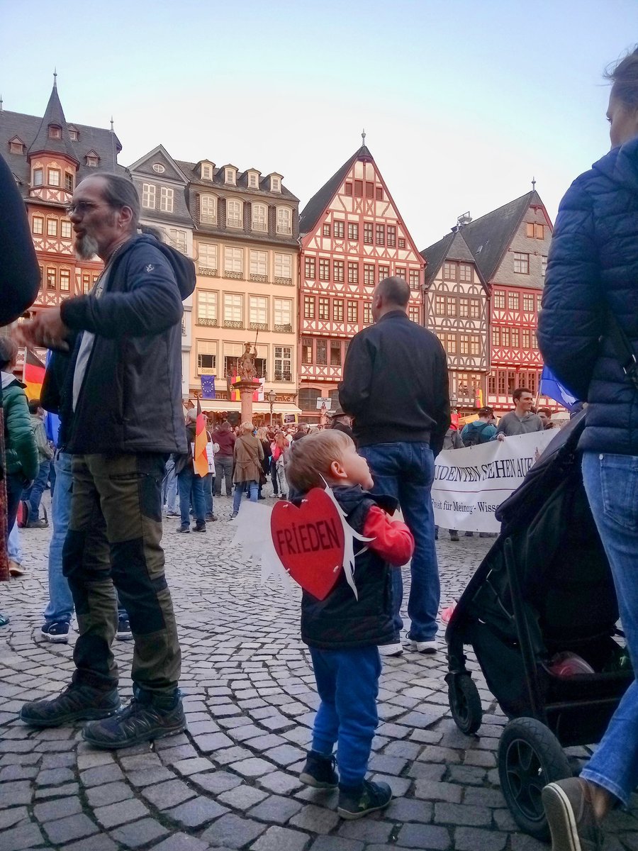 ap_tweety's tweet photo. "Bürger, Familien &amp; Studenten stehen auf... Frieden &amp; Freiheit", Römerberg, Frankfurt am Main, 26.03.22, #ffm2603 https://t.co/Quml1hdxO7