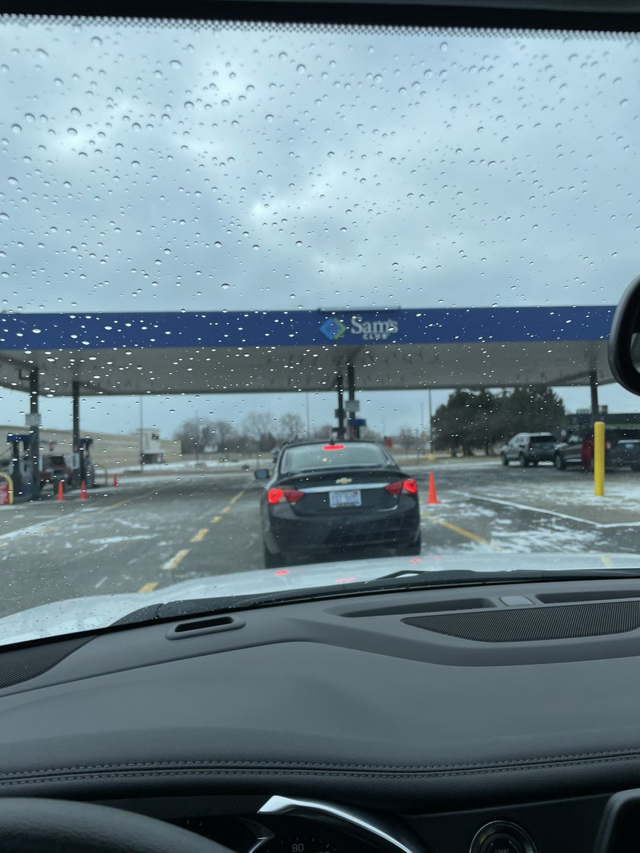 jus_kayy's tweet photo. 30 minutes later &amp; I’m still not at a pump @SamsClub https://t.co/RrEyIGtfTz