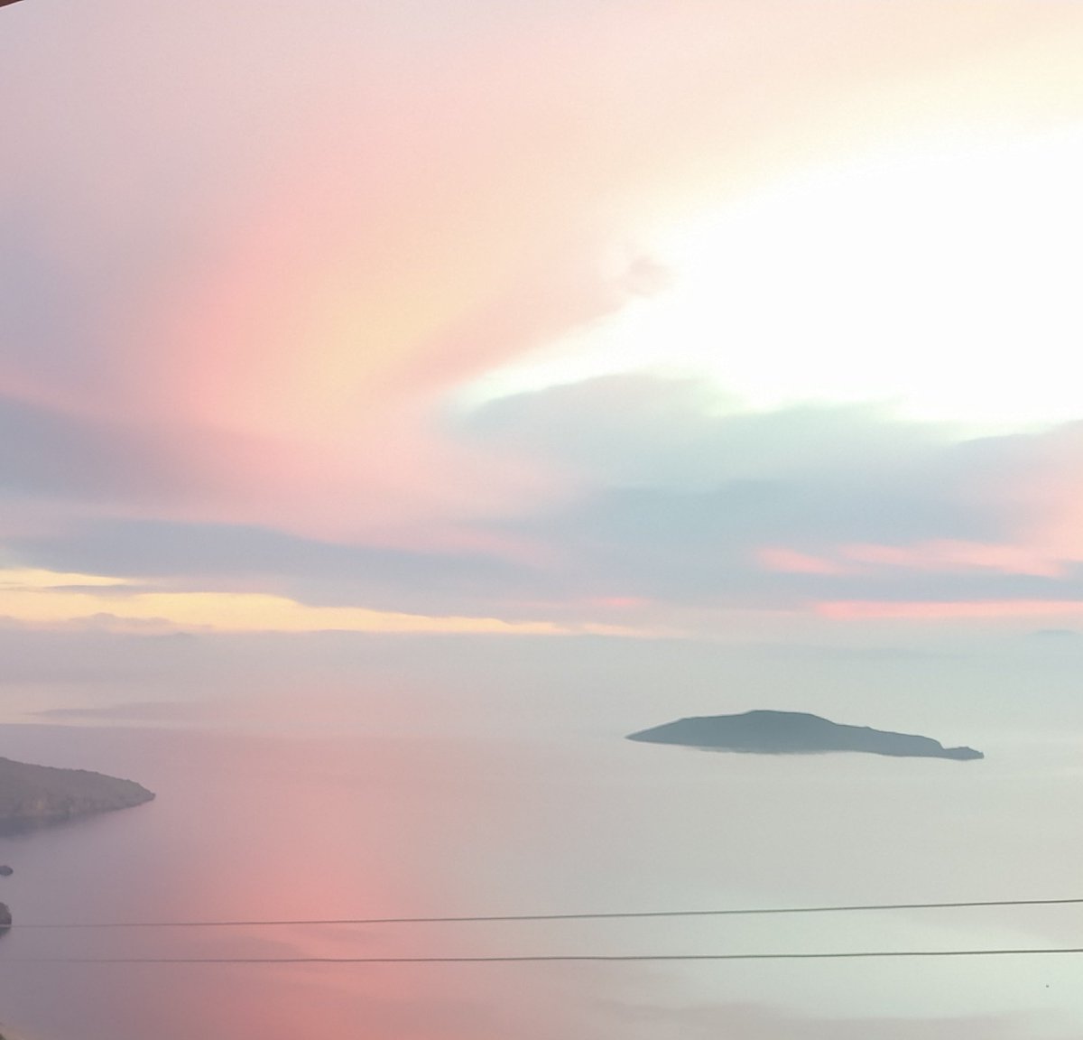 İyi insan sevmiyorlar...
Ne kaybettiysem şu hayatta, hep iyi niyetimden kaybettim.Mesela "Sen aslında iyi bir insansın ama." diyerek gitti, benden gidenler.Kırıldım ama küsmedim hiç kimseye. Ne yaşadıysam içimde yaşadım."Demek ki iyi insan sevmiyorlarmış" diyerek konuyu kapattım.