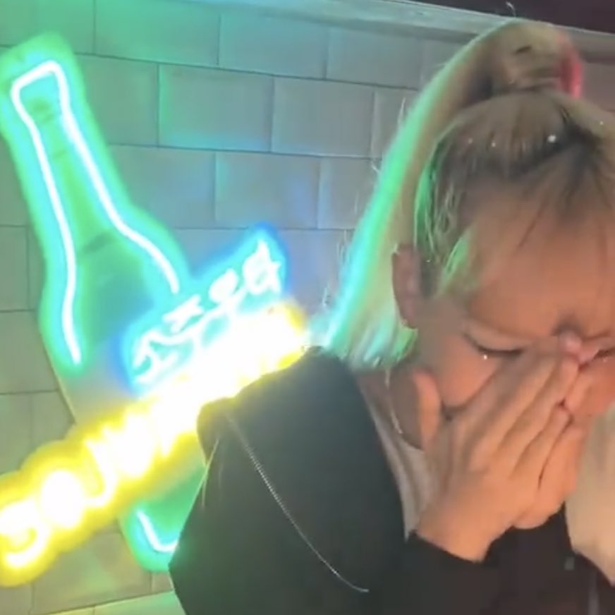 LisaPeruBP's tweet photo. Ella se ven tan feliz, realmente Tailandia es su lugar seguro💜

*Está secuencia de imágenes me pone muy sensible

HBD LALISA MANOBAL
#SuperstarLalisaDay
#LovingLisaDay #LISA https://t.co/4Hlk3FKIm3