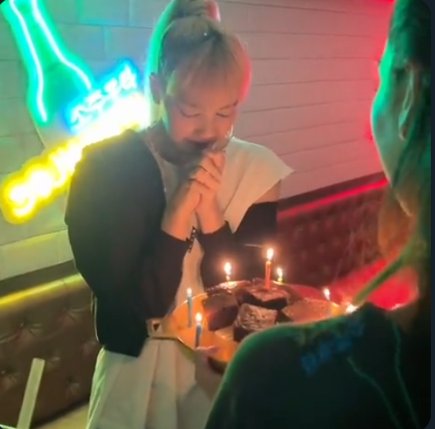 LisaPeruBP's tweet photo. Ella se ven tan feliz, realmente Tailandia es su lugar seguro💜

*Está secuencia de imágenes me pone muy sensible

HBD LALISA MANOBAL
#SuperstarLalisaDay
#LovingLisaDay #LISA https://t.co/4Hlk3FKIm3