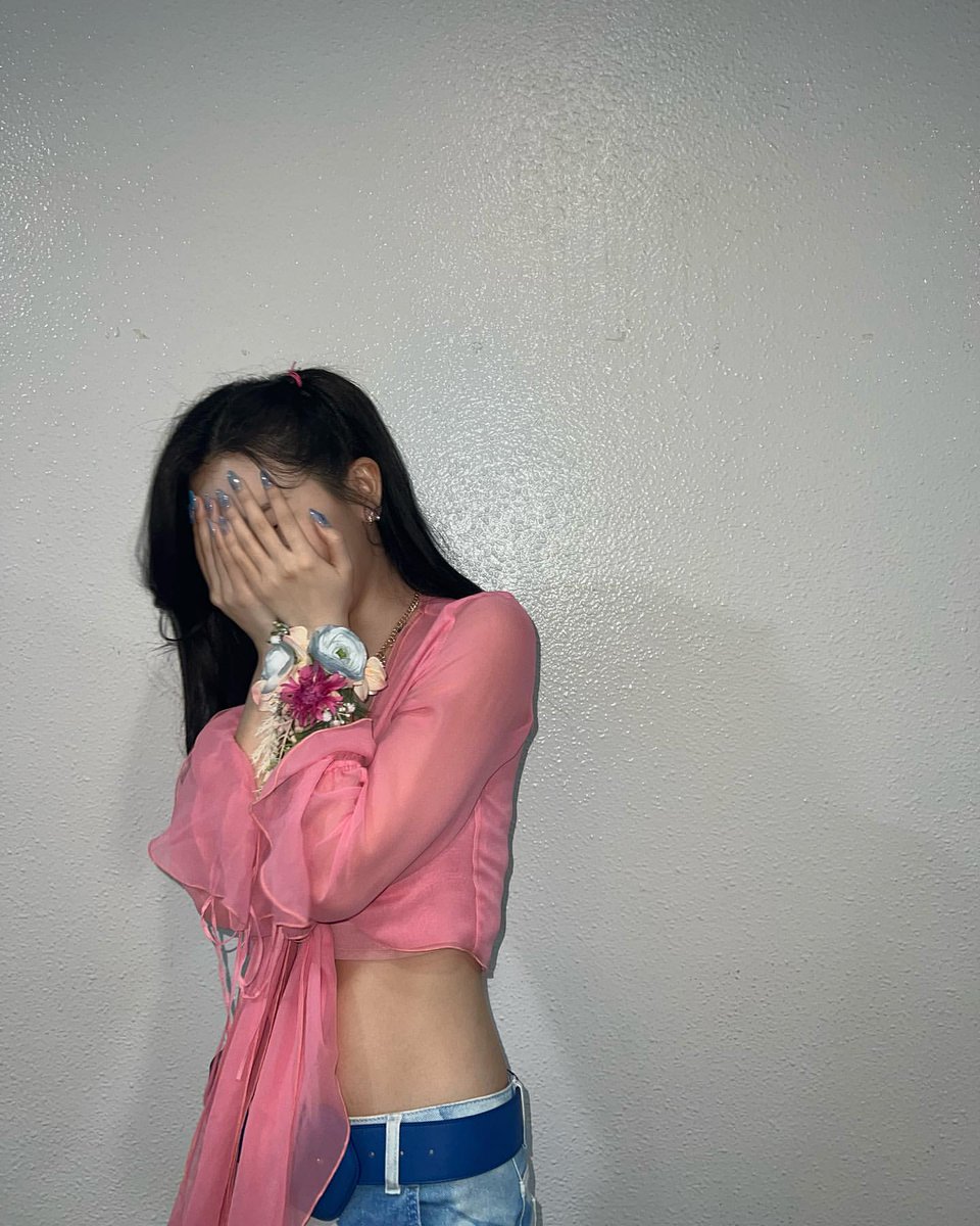 RV_SeulgiK's tweet photo. 인기가요 끝~~!! 💕💕 봄요���🌷
https://t.co/55YtA51P4X https://t.co/qiKTtMYg5c