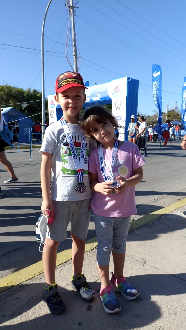 OdalysAlvarezR1's tweet photo. Profesores de @CivilCujae participaron hoy corriendo la media maratón en #Varadero2022. Tres generaciones demostrando el valor del #Deporte. El relevo está garantizado @AlmaCujae @CujaeRedSocial @InderCuba #CUJAE @AloCujae @Grar2_PM @DoraRobert5 https://t.co/ZKatstFlIm
