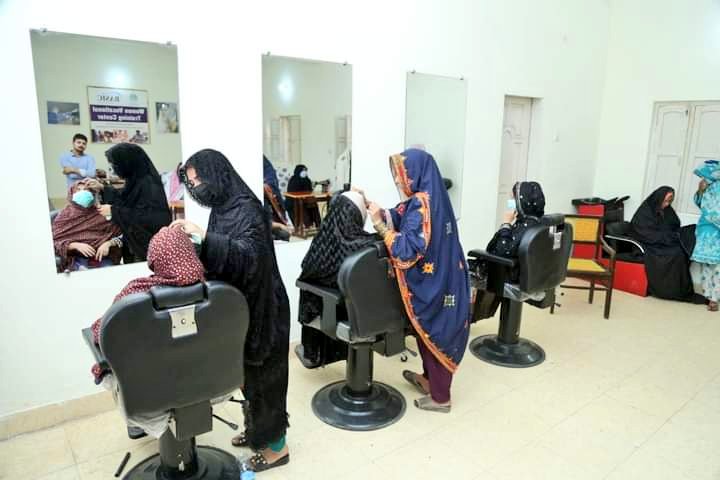 ZEESHANKOREJO0's tweet photo. الحمدللہ گاؤں صاحب خان میرانی، یو سی ناریجانی میں خواتین کے پیشہ ورانہ تربیتی مرکز کا افتتاح کیا۔ خواتین کو بااختیار بنایا جائے گا۔ انشاء اللہ عید الفطر کے قریب آنے تک گاؤں عثمان شاہ اور گاؤں جھنڈو ناریجو میں دو مزید ووکیشنل ٹریننگ سنٹر مکمل ہو جائیں گے۔
@rawalsharjeel https://t.co/ZnBoJxUI1F