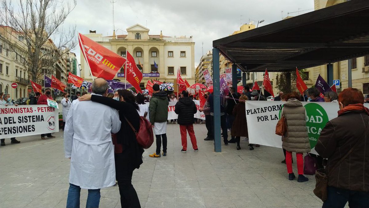esquerraunida's tweet photo. 📣 Hui ens hem concentrat a #València, #Alacant i #Castelló per reivindicar una Atenció Primària de qualitat al #PaísValencià 

🩺 Garantim la seua supervivència, universalitat i accessibilitat ✊🏼 https://t.co/zgYdLYmC4u
