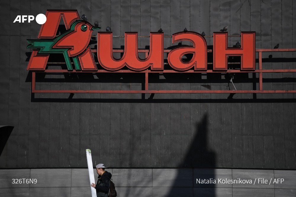 AFP's tweet photo. #UPDATE Ukrainian Foreign Minister Dmytro Kuleba called on Sunday for a global boycott of French retail giant Auchan, with pressure mounting on international brands to quit Russia over Moscow's invasion of Ukraine https://t.co/C4WtJpnlKA https://t.co/e5Zmqz15xn