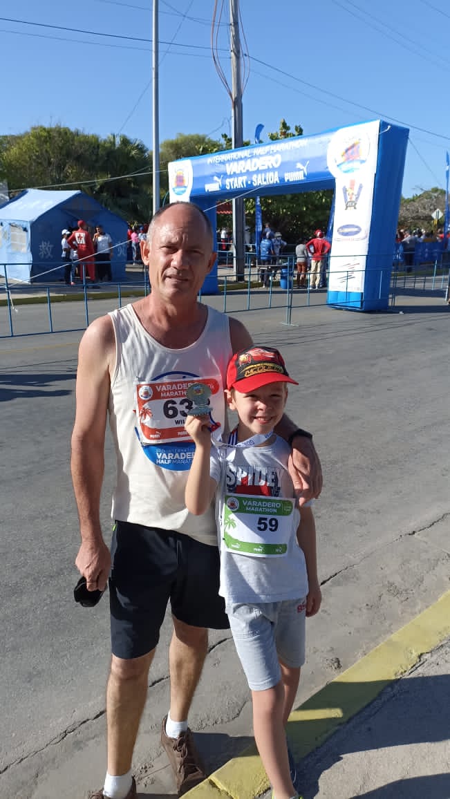 Profesores de <a href="/CivilCujae/">Facultad de Ingeniería Civil CUJAE</a> participaron hoy corriendo la media maratón en #Varadero2022. Tres generaciones demostrando el valor del #Deporte. El relevo está garantizado <a href="/AlmaCujae/">Alma Cujae</a> <a href="/CujaeRedSocial/">Universidad Tecnológica de La Habana</a> <a href="/InderCuba/">INDER</a> #CUJAE <a href="/AloCujae/">Alejandro López Llanusa</a> <a href="/Grar2_PM/">Gerardo Pérez Mtnez</a> <a href="/DoraRobert5/">Dora Robert</a>
