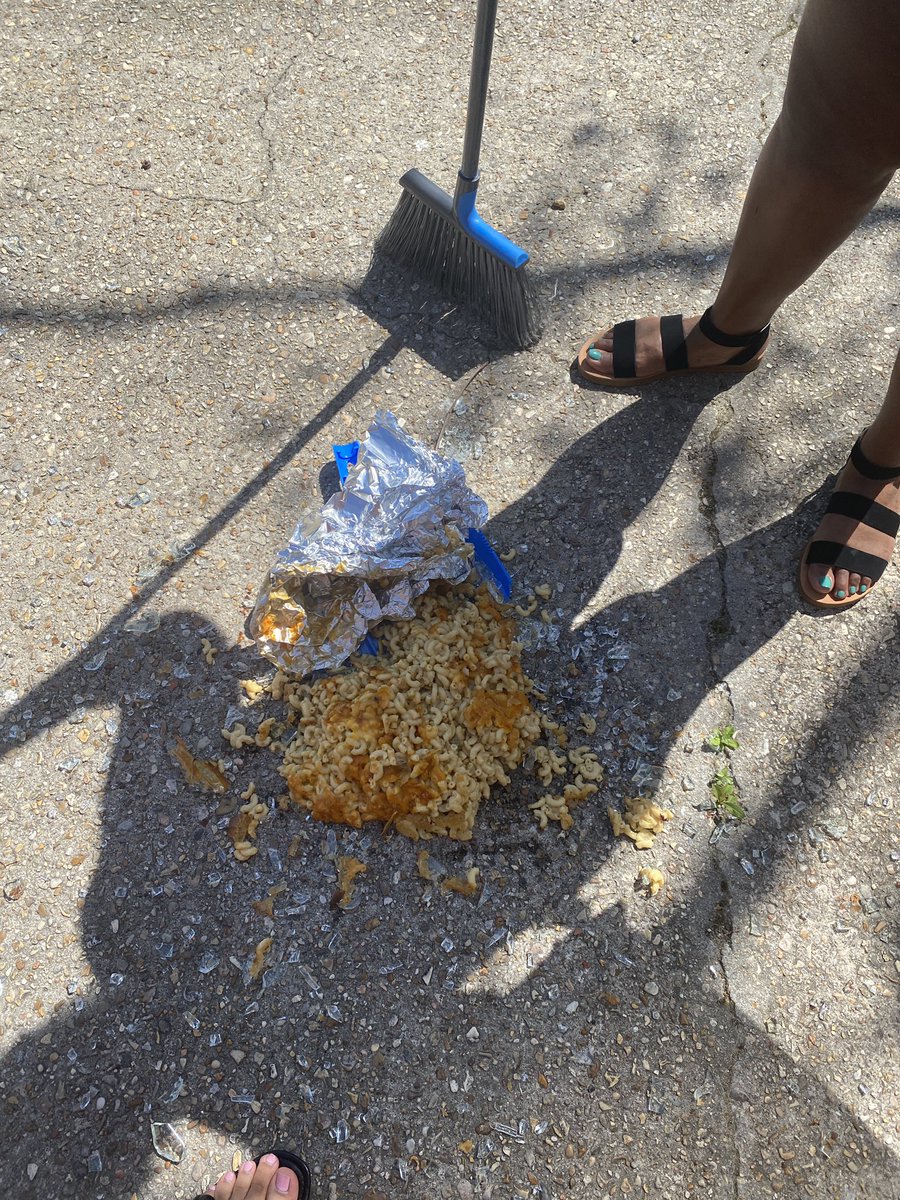 candyss_land's tweet photo. From this, to that 😭. How unlucky that my ass dropped the damn vegan Mac on the day of my proposal 😵‍💫 https://t.co/HrL4I8cE9d