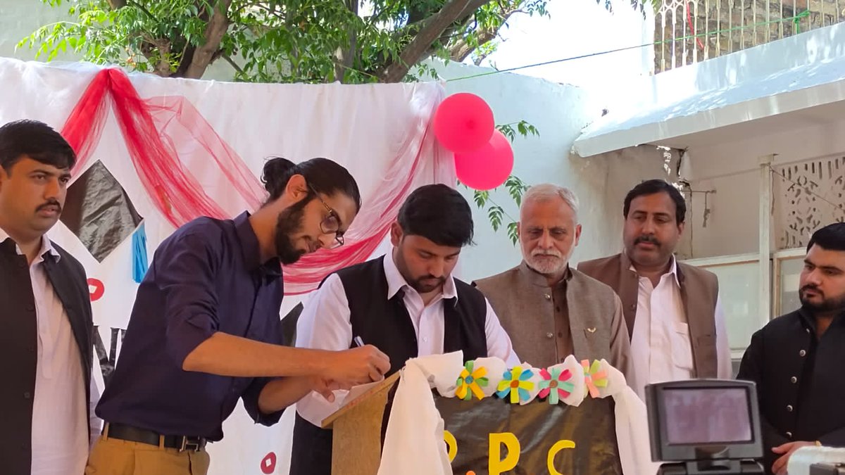 sareaam_rwp's tweet photo. #TeamSareAamRwpSouth Signed an MOU of Free Education of 3 Students With Director of R.P.S School &amp; Colleges Syed Rizwan Hussain Shah to Ensure That these Deserving Children are not Deprived of the Precious Treasure of Education.
#TeamSareAam 
@iqrarulhassan https://t.co/jpbwc5Skeq