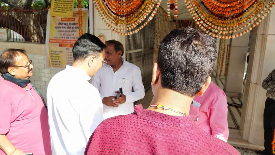 BrahamSamvad's tweet photo. लखनऊ स्थित हनुमान सेतु मन्दिर में दर्शन करते हुए मा जितिन प्रसाद जी कैबिनेट मंत्री उत्तर  प्रदेश सरकार ! https://t.co/rso2NzGJo7