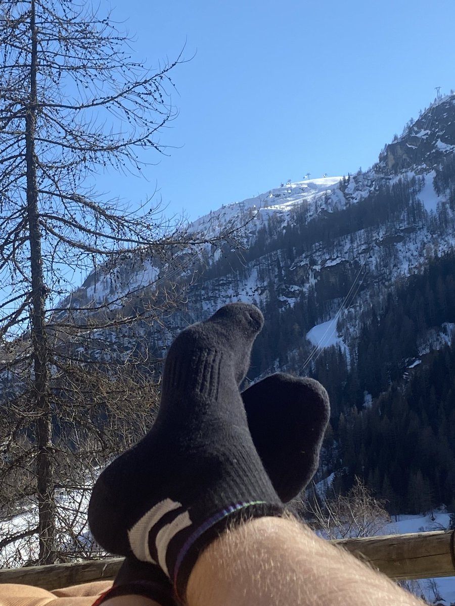 MasterOfChill2's tweet photo. I worn these🧦 the whole week during my 🎿trip and boiii do they stink 🤣so retweet of you want to👃or 💋 them https://t.co/wLfyadqHQD