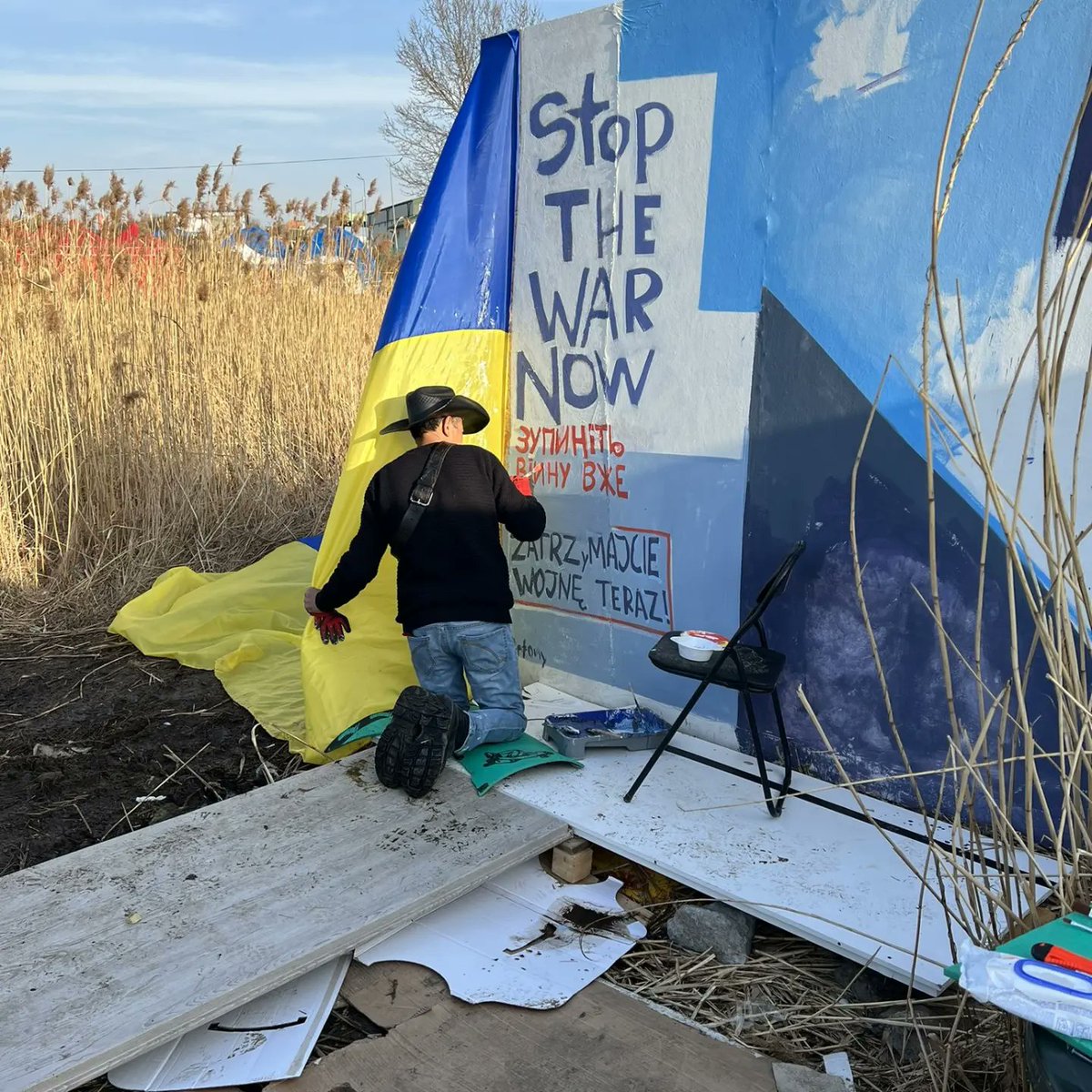 LoveInALX's tweet photo. A week after Mary broke her leg, she's back at the border doing what she can to help. When your mission is fueled by love, nothing can stop you!

#UkraineUnderAttaсk
#humanitarian #WeStandWithUkraine #kindnessiseverything 
@MeidasTouch @Mary_K_Leonard https://t.co/4ACNb8ZuuM