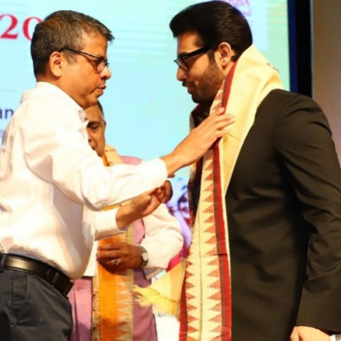 sharuholic's tweet photo. Proud moment 😍👏❤️
#sharadmalhotra #buxijagabandhu #vidrohi https://t.co/5cHVvNw2uQ