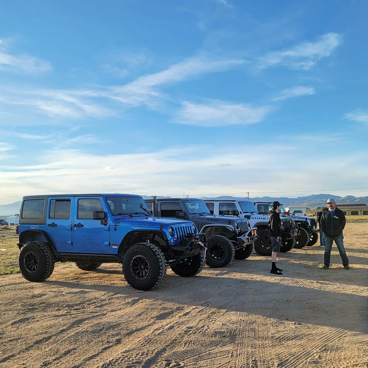 Ghost_18jku's tweet photo. Broken hearts, loss of fluids, winch line spooled, slipping on oil and a day full of laughs! What can I say... it's how we roll 😎

#Jeep #SundayFunday #FindAdventure #DoCoolShit #Jeepers #Socal #JeepWave 

_OIIIIIIIO_
@Jeep | @THEJeepMafia | @Legendary1941 | @lovers_jeep https://t.co/A2EY2ixPeD