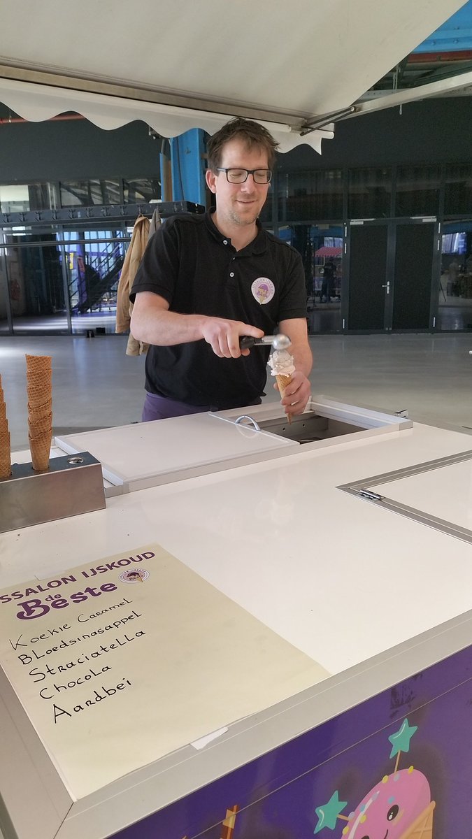 Sampfan's tweet photo. #buurtlunch 🎶🎤🥗@kromhouthal #ijskouddebeste🍦 #masterStu🕺🏾 *burp* (ate to much; rolling myself home) https://t.co/dpOB4m8j2F