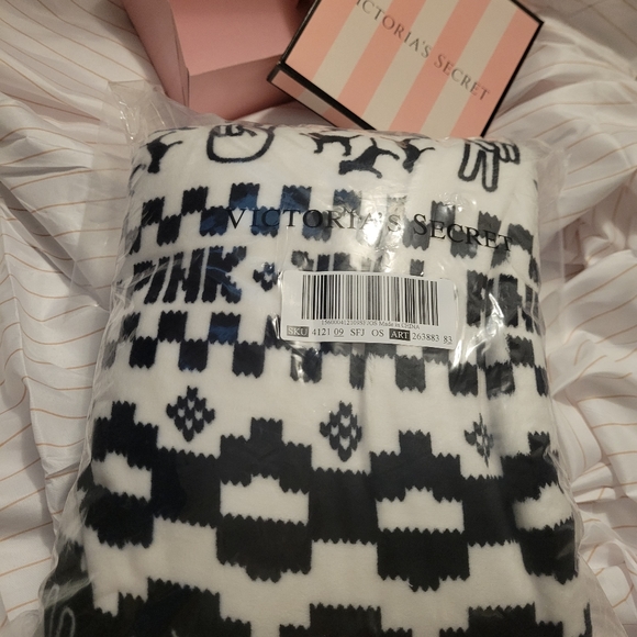 bigmg41's tweet photo. So good I had to share! Check out all the items I'm loving on @Poshmarkapp from @MaineventL #poshmark #fashion #style #shopmycloset #bathbodyworks #pinkvictoriassecret: https://t.co/tyXoZ24kIP https://t.co/1hv6mkIlT0