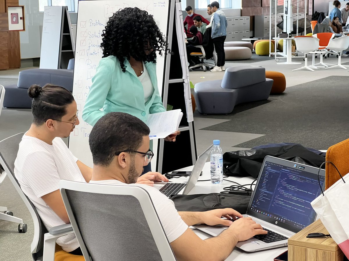 #FintecHackChallenge Day 3 : finalisation des pitch decks et des prototypes des équipes participantes. Plein de belles idées et de créativité pour concevoir les solutions #fintech de demain!