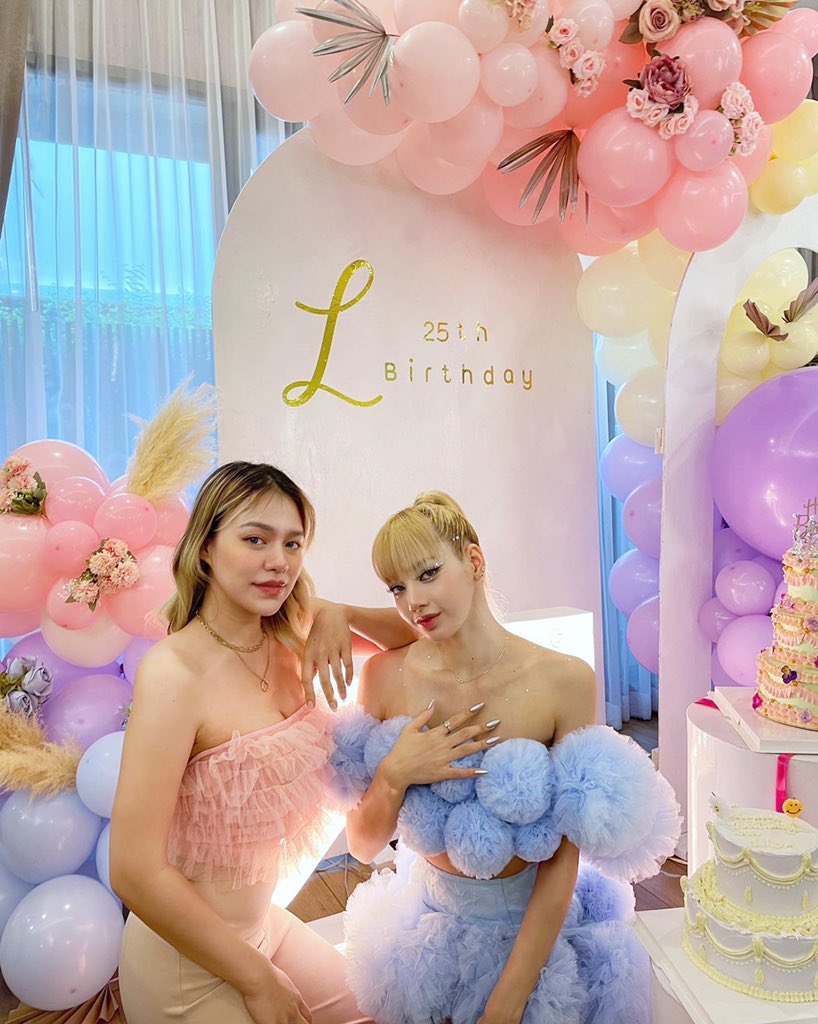 BBU_BLACKPINK's tweet photo. [IG] ay.raa instagram update with #LISA 

“Happy birthday our sunshine @.lalalalisa_m 🌻☀️and thank you for your existence💛💛💛💛💛”

HBD LALISA MANOBAL 
#SuperstarLalisaDay 
#LovingLisaDay 
#오늘쁘생일인데어쩔릴리 @BLACKPINK https://t.co/B6sjKGh8ly
