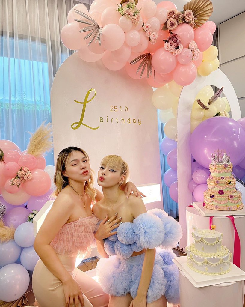 BBU_BLACKPINK's tweet photo. [IG] ay.raa instagram update with #LISA 

“Happy birthday our sunshine @.lalalalisa_m 🌻☀️and thank you for your existence💛💛💛💛💛”

HBD LALISA MANOBAL 
#SuperstarLalisaDay 
#LovingLisaDay 
#오늘쁘생일인데어쩔릴리 @BLACKPINK https://t.co/B6sjKGh8ly