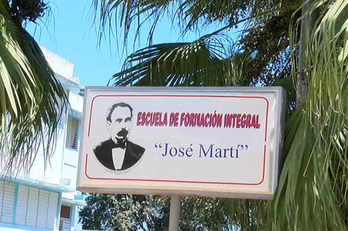 #60Aniversario de la Dirección de Atención a Menores, órgano del @Minint_Cuba que trabajan con dedicación, amor y sensibilidad en la protección integral de niños, niñas y adolescentes. #Cuba #CubaEsJusta #60AñosDefendiendoDerechos <a href="/DiazCanelB/">Miguel Díaz-Canel Bermúdez</a>