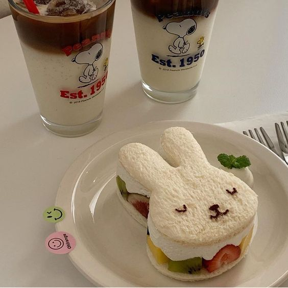 daily_dolce's tweet photo. Bunny fruit sandwiches https://t.co/Wfnbpuwbdk