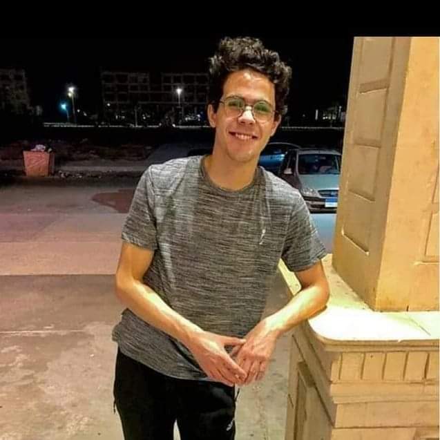 Pent4Egy25's tweet photo. مصطفى سراج ابن محمود سراج استاذ اللغة الفرنسية و والدته الأستاذة نبأ الهوارى موجه التربية الاجتماعية
مشهود له بالأخلاق و الأدب و الإلتزام بالصلوات

رغم ان نسبة الحروق 95%
بس سبحان الله قدر يحكي اللي حصل معاه لعيلته و للضابط قبل ما يدخل في غيبوبة ثم يتوفى

 #حقك_مش_هيضيع_يامصطفي https://t.co/zWUsl3giXV