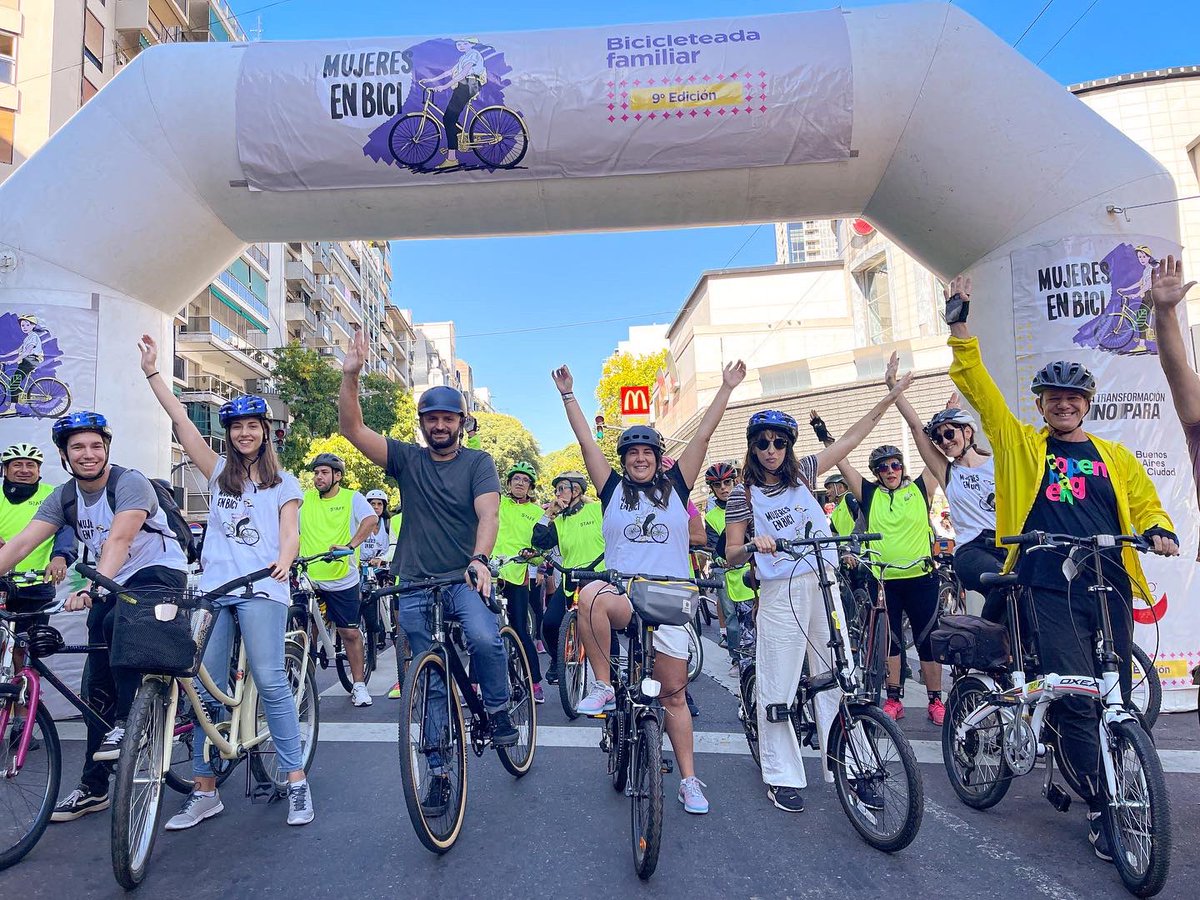 soyjuanjomendez's tweet photo. Domingo de bicicleteada 🚲 🙌🏼 acompañando a @manlop, el equipo y todos los ciclistas que nos vienen acompañando hace años en esta transformación cultural que impulsamos desde la Ciudad. #LaTransformaciónNoPara ✨🙌🏼 https://t.co/EUWvZqw1Ql