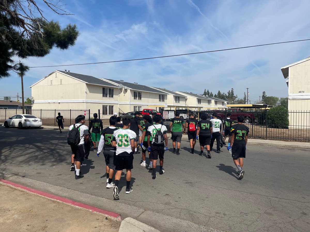 GilServant's tweet photo. Roosevelt HS Football back at it with Community Service in SE Fresno. Yesterday they picked up trash in the neighborhood of Sequoia MS & New Life Church, and cut branches in the church yard. We also partnered w/ Roosevelt Softball & Surge Student Ministries . @DwThaRbGuru #Riders https://t.co/1dL2exIUIH