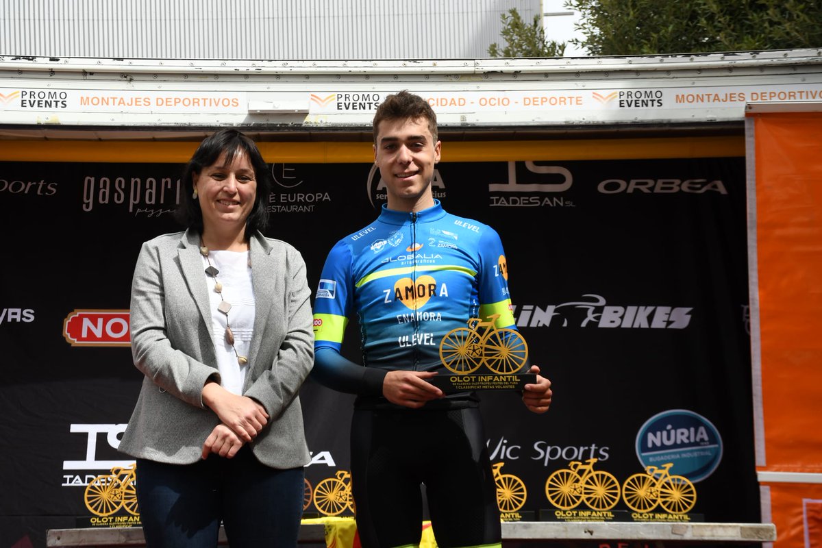 🔵🟡Hay días que son especiales y hoy en #Olot lo era para nuestro <a href="/PauTorrent8/">Pau Torrent</a> que corría en casa
El equipo trabajó de🔟y el catalán conseguía subir al podium delante de sus paisanos como ganador de los Sprints Especiales🏆
#GlobaliaArtesGráficas
#ZamoraEnamora 💛
#JUNTOSOMOS1