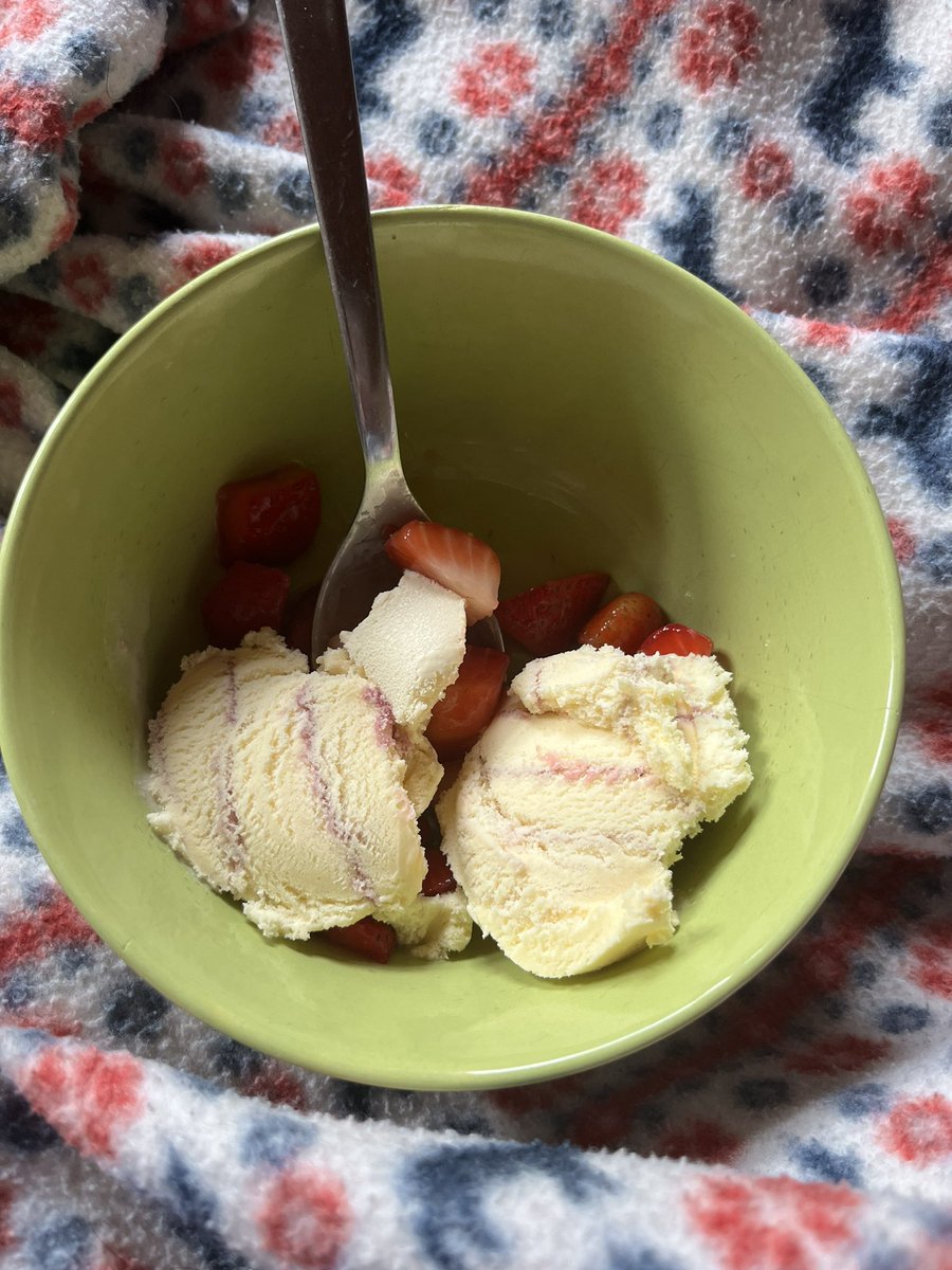 ori_tur81's tweet photo. Marito che mi vizia e si sapeva, ma del quasi novenne che mi “spaccia” orsetti gommosi-vitamine e del quindicenne che mi porta il gelato con le fragole, ne vogliamo parlare? 
È il caso di dire che sono molto fortunata.
#isolata #covid #giorno3 https://t.co/tQDuTOa6rd