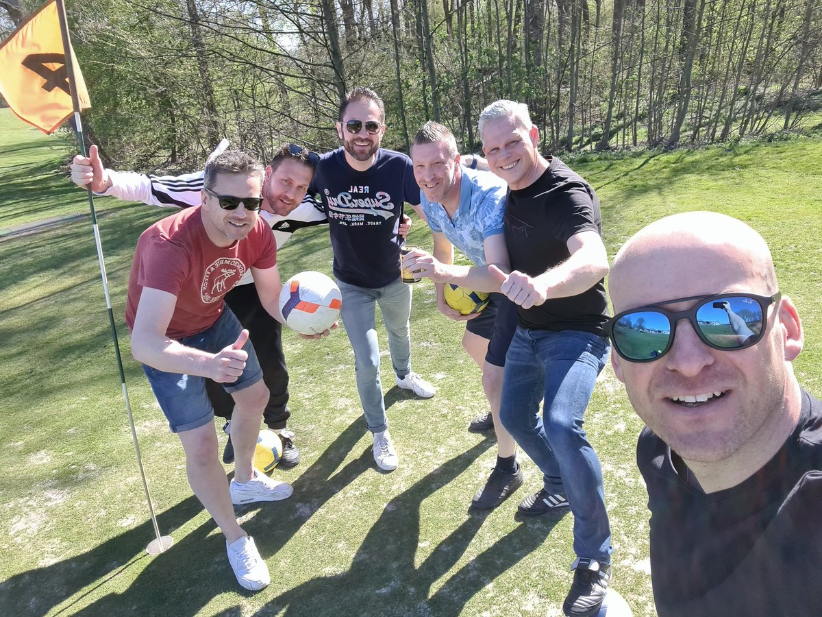 roessie1's tweet photo. Vandaag persoonlijke onze (oud)  trainer en tevens fantastisch mens @EdwindeKoning1 bedankt voor zijn periode bij @vvHellevoet. https://t.co/naFCTEMkAF