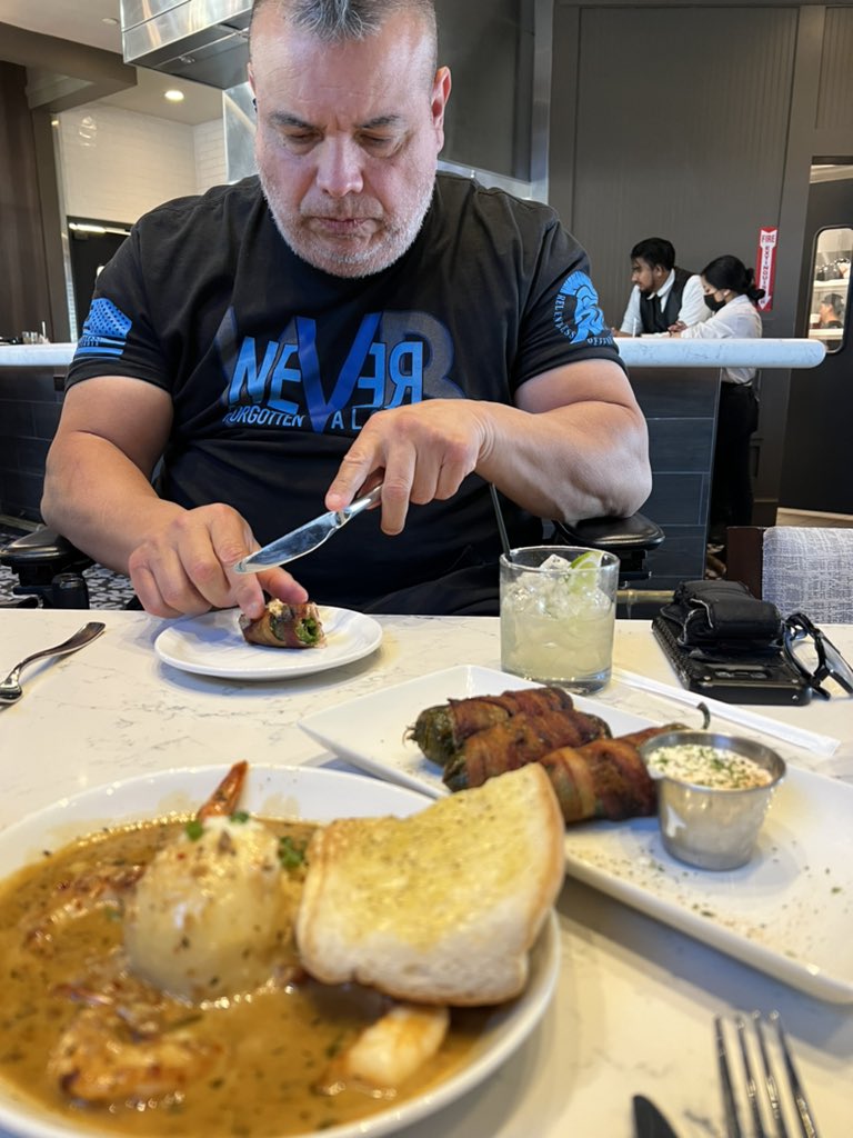 HouPDwifeSheri's tweet photo. proud of this hero;learning to use his hands again. Since his shooting;all he can feel is pins/needles in his hands, bc of the stroke that followed. He can now cut his own food! SUCCESS of #NeverQuit #RonnyStrong @SylvesterTurner @houstonpolice https://t.co/q0rQLjdGYl