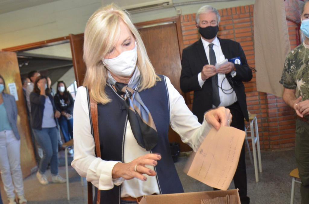 beatrizargimon's tweet photo. 🗳 Una nueva jornada cívica que nos encuentra con convicción y mucha alegría, ejerciendo el derecho a elegir. Que tengan una buena jornada electoral! https://t.co/JueKTJB7dh