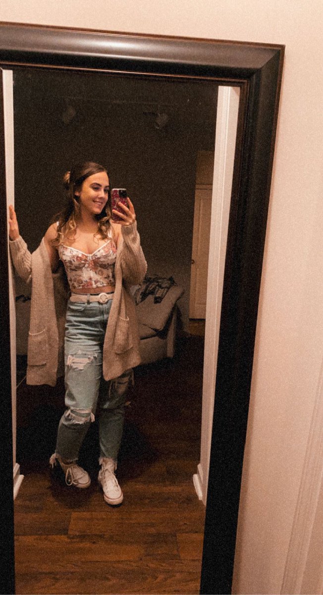 MossorCourtney's tweet photo. Really liked my outfit last night, thought I’d share with y’all 🌸👋🏼 https://t.co/UDVzlsJPRq