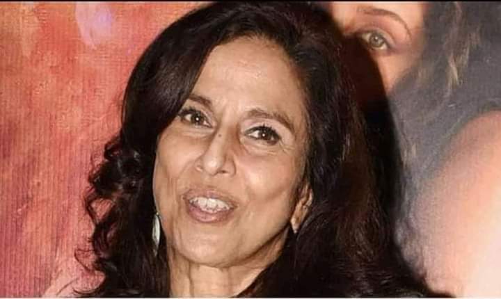 अगर मे पद्मावती होती तो कभी जौहर नही करती -शोभा डे ( पत्रकार) 
 इसकी शक्ल देख खिलजी खुद जहर खाकर जौहर कर लेता, इसके जैसी  वेश्याओं ने तब भी नही किया था
