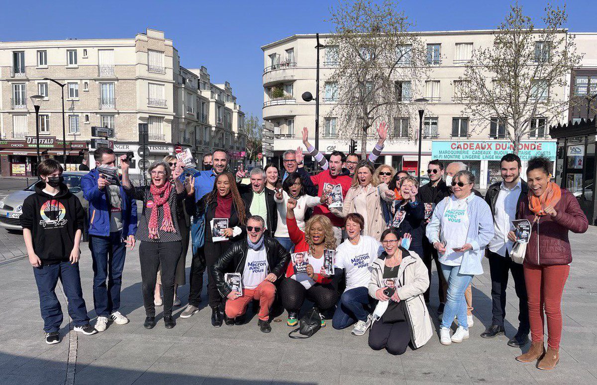 YaelBRAUNPIVET's tweet photo. Quelle énergie ! Quelle mobilisation ! Ce matin à Sartrouville beaucoup d’enthousiasme autour d’ @1ElisaMoreno pour faire gagner Emmanuel Macron pour #5ansdeplus @avecvous https://t.co/wxC9xV0yHh