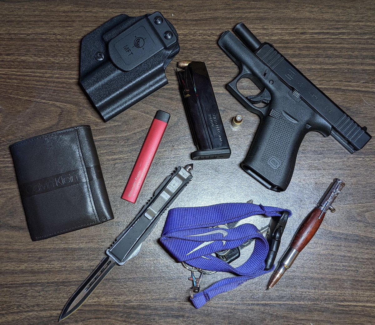 Chalk2324's tweet photo. This is what I carry every day.
#Ukraine #StandWithUkraine #Kyiv #Russian #Glock #knife https://t.co/9rt7xoEDbV