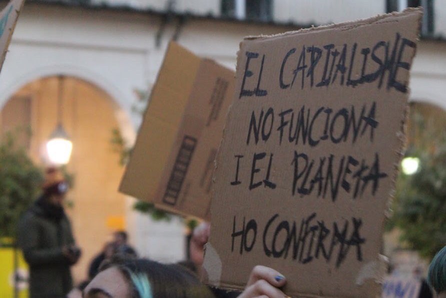 fridaysff_ALC's tweet photo. 🚫 Estan sent dies durs on projectes com la MAT de Castelló i l'ampliació del port de València han obtingut la llum verda per començar. 

📉 Tenim clara la nostra posició: sense decreixement no hi haurà un planeta habitable. 
#VidaFrontElCapital https://t.co/0PQvK1xKkc