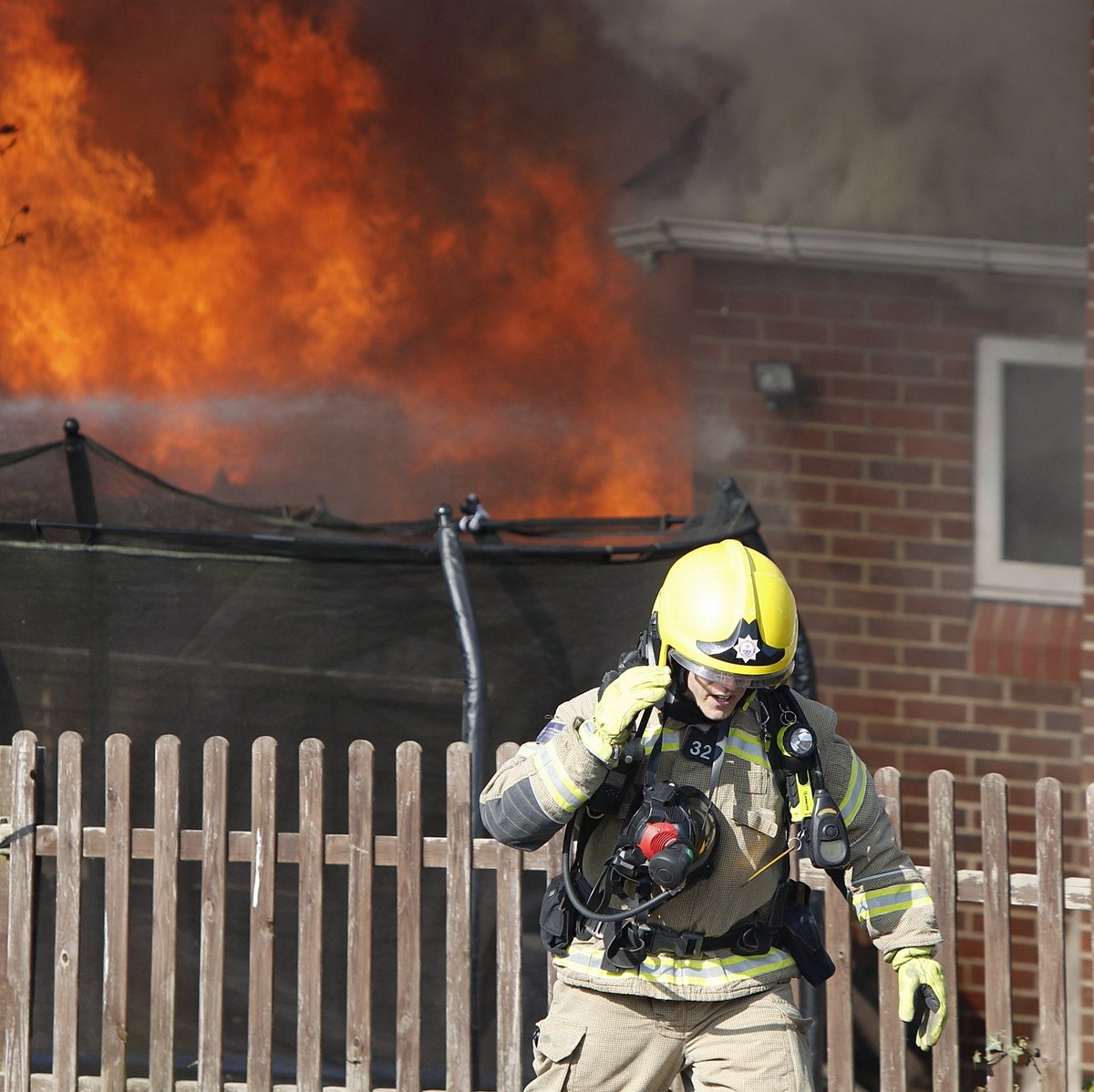 MHaywardPhotos's tweet photo. A quick turnout by @HantsIOW_fire today saved a house opposite. A shame, but nobody hurt and crews worked really quickly to bring the blaze under control. https://t.co/2k0DFjMrZ5