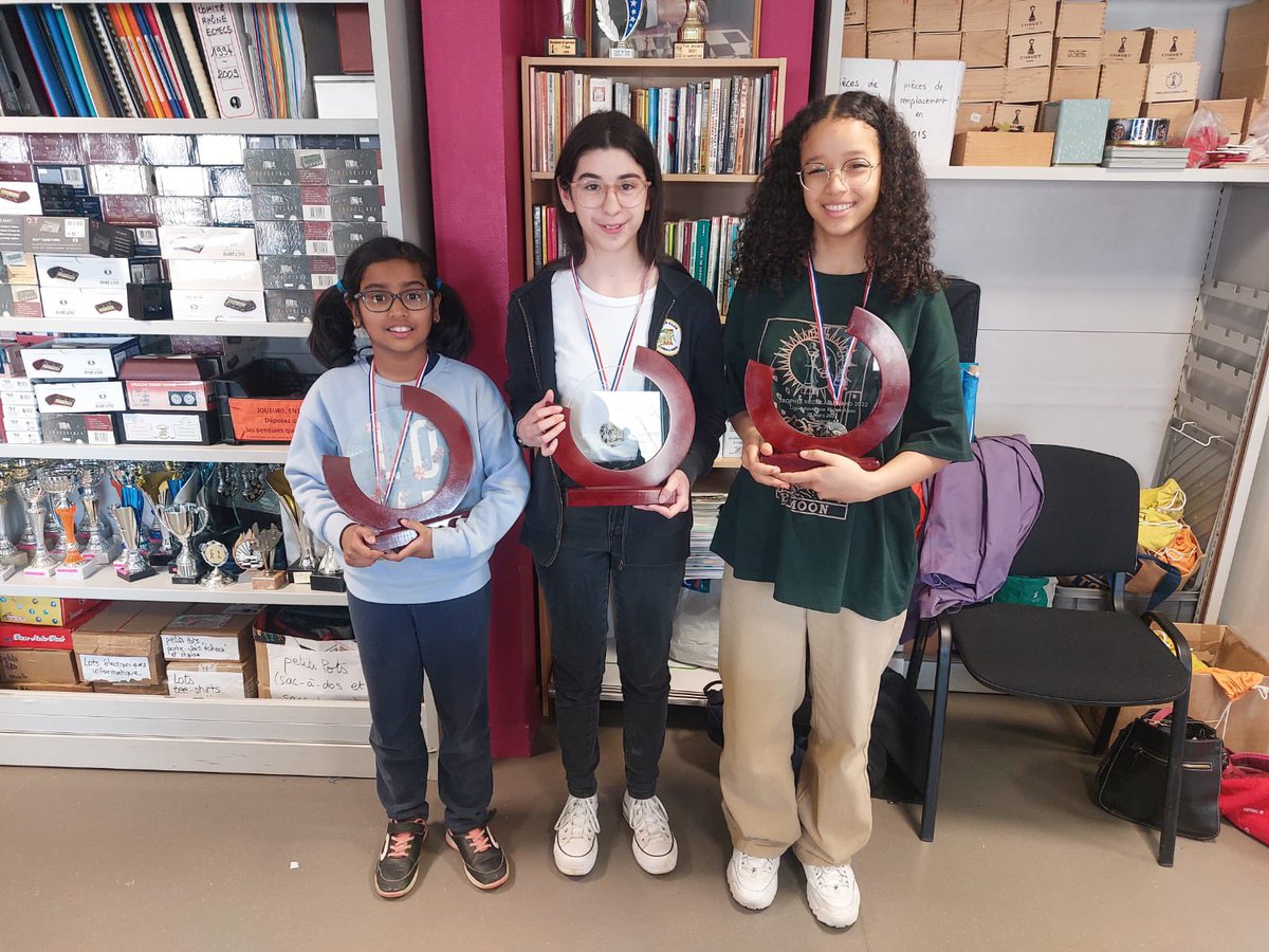 EcCorbas's tweet photo. Trophée Roza Lallemand féminin @LigueARAEchecs triplé pour notre club ! Bravo à Maëlys Peyquet qui remporte le tournoi devant Lisa Costa Bochetto et Maëlys Manouvel ! une belle journée 100% echecs au féminin ! https://t.co/Ppv9fEQ0vj