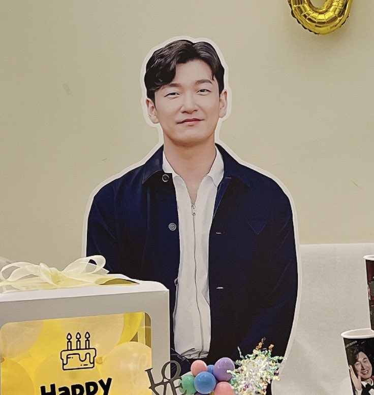 TEAM_CSW_'s tweet photo. 안녕하세요, 조승우 서포터즈입니다.
2022 생일 카페 이벤트 마감 후 나눔 이벤트를 진행합니다.

- 참여가능대상 : 3월 28일 밤 9시 카페 직접방문하여 수령 가능자 / 이벤트 기간 카페 방문자 (영수증/카드내역 인증)

- 참여 방법 : 수령하고 싶은 물품의 해시태그와 방문인증샷 게시글 작성 https://t.co/xtFSZLX5Yz