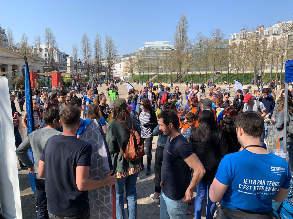 cbrossel's tweet photo. Bassin de la Villette, @SurfriderParis organisait une collecte de déchets pour sensibiliser à la pollution des océans par les plastiques et mégots 🌊 #IO2022

Jeter nos déchets à la poubelle, mieux les trier et recycler et limiter leur production sont un impératif écologique https://t.co/0fLw0PkXgr