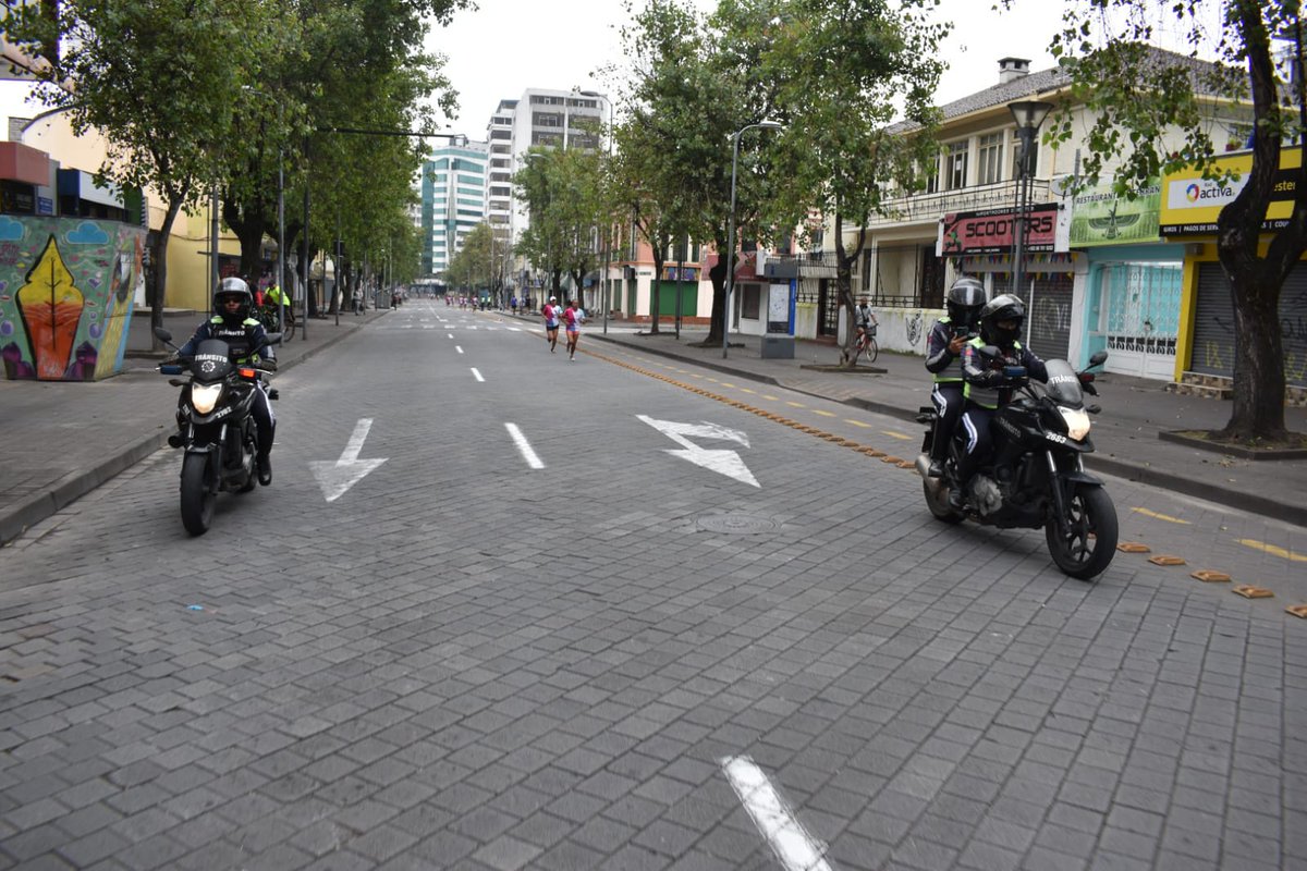 AMT_Quito's tweet photo. #AMTInforma | Con la finalidad de precautelar la seguridad vial de las participantes de la @WARMIRUNNER5K, personal operativo controla y gestiona el tránsito a lo largo de la competencia.
#SeguroTeMueves
#WR5K https://t.co/fCVunuNfio