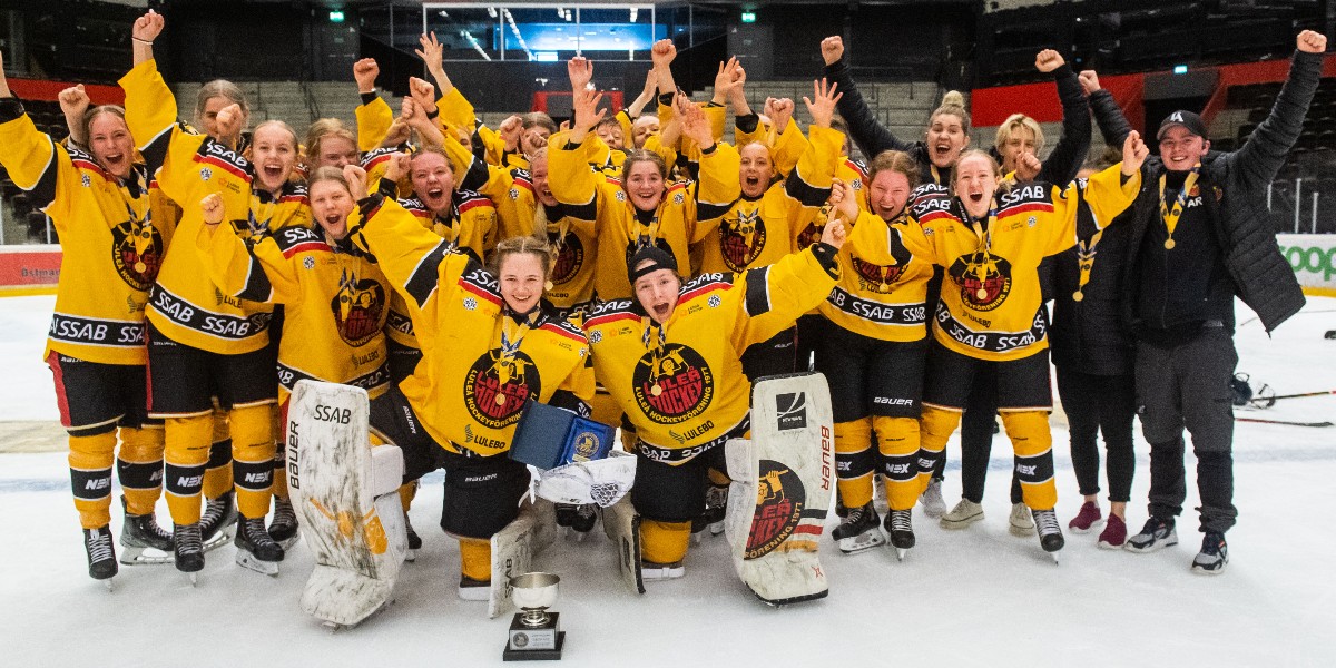 swehockeyse's tweet image. Grattis Luleå HF! Luleå vann guldet i Juniorcupen efter vinst med 2-1 mot MoDo 🥇 

Grattis säger vi också till MoDo Hockey som tar hem silvermedaljen 🥈 Det första juniorslutspelet för tjejer är genomfört och vi riktar ett stort tack till alla arrangörer och deltagande lag.