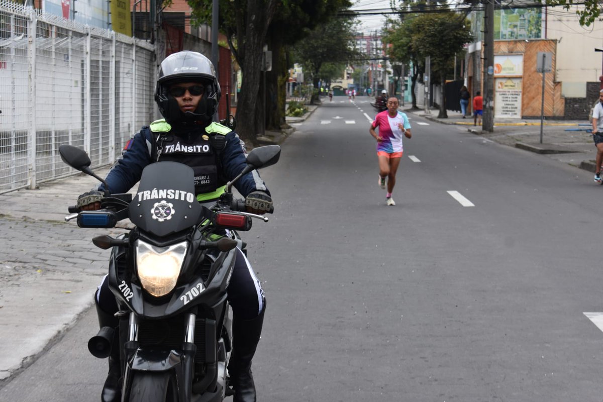 AMT_Quito's tweet photo. #AMTInforma | Con la finalidad de precautelar la seguridad vial de las participantes de la @WARMIRUNNER5K, personal operativo controla y gestiona el tránsito a lo largo de la competencia.
#SeguroTeMueves
#WR5K https://t.co/fCVunuNfio