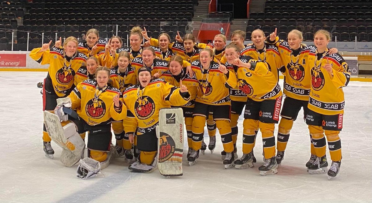 LuleaHockey's tweet image. Damjuniorerna vinner finalen av Juniorcupen 2022 och är därmed Sveriges bästa juniorlag. Underbart jobbat tjejer. Och förhoppningsvis är det en försmak för vad som komma skall för #VåratGäng.