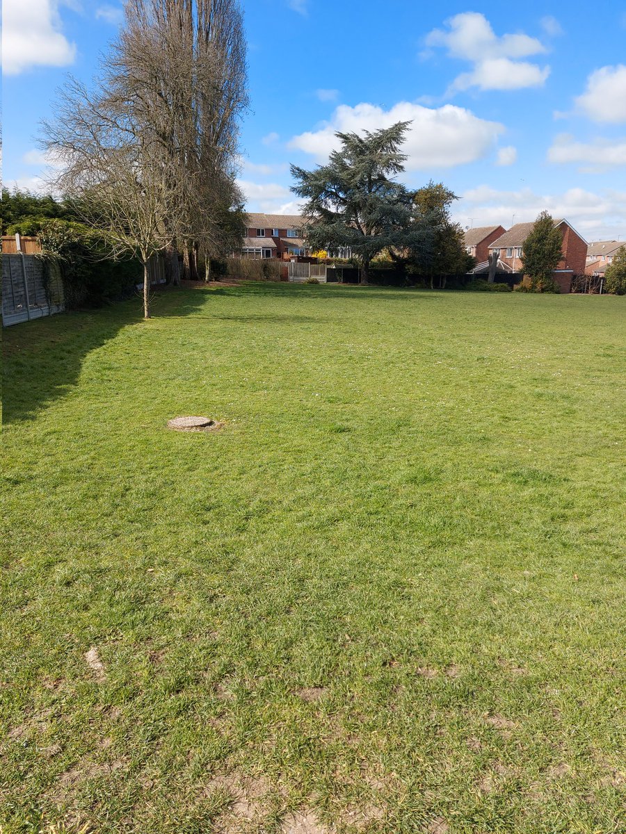 No further excuses needed to carry out #Footpatrols in the parks and open spaces of #Halstead when the sun's out!☀️☀️☀️👣👣
#VisiblePatrols 
#EPBraintree