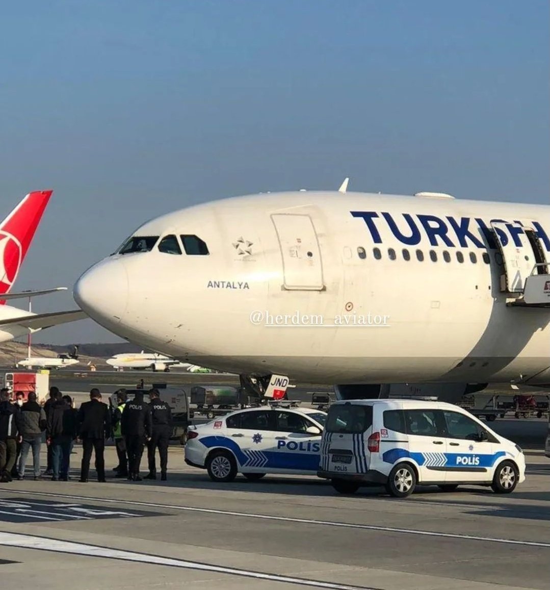 HavaSosyalMedya's tweet photo. 🔸THY'nin #TK415 İstanbul-Moskova seferini gerçekleştirecek A330 tipi uçağa bomba ihbarı yapıldı.

🔸Uçuş öncesi yapılan ihbarın ardından yolcular uçaktan indirildi ve arama başlatıldı.

🔸Bir hafta içinde ikinci kez THY'nin Moskova uçağına ihbar yapıldı.

📝:@muratherdemm https://t.co/pVmpxkU3Qu